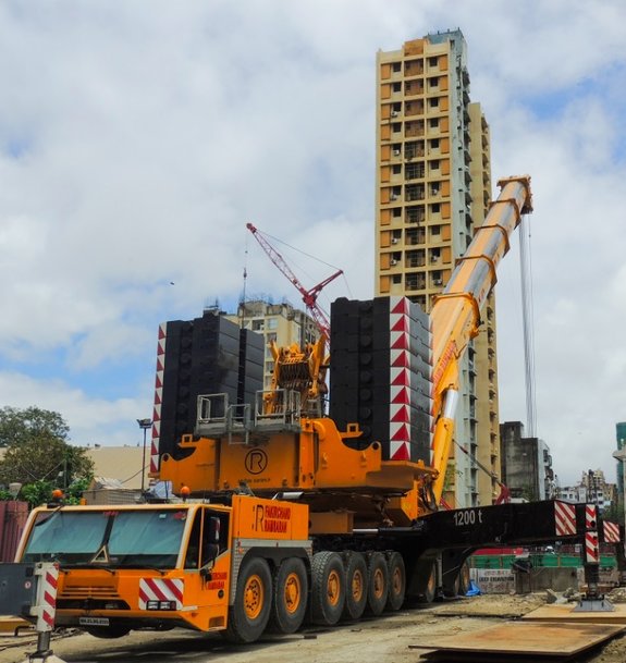 Demag AC 1000-9 lifts 100-tonne tunnel-boring machine in Mumbai
